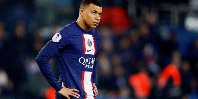 Mbappe bị bắt gặp đi chơi cùng ca sĩ nổi tiếng